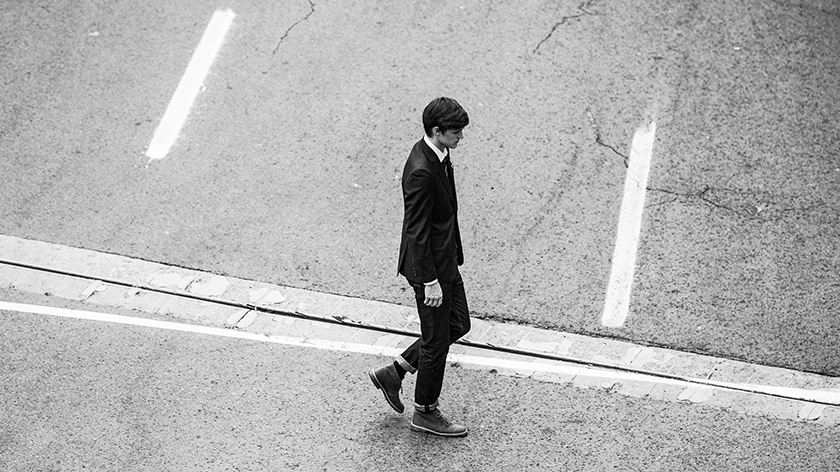 alejandroescamilla-dude-walkin